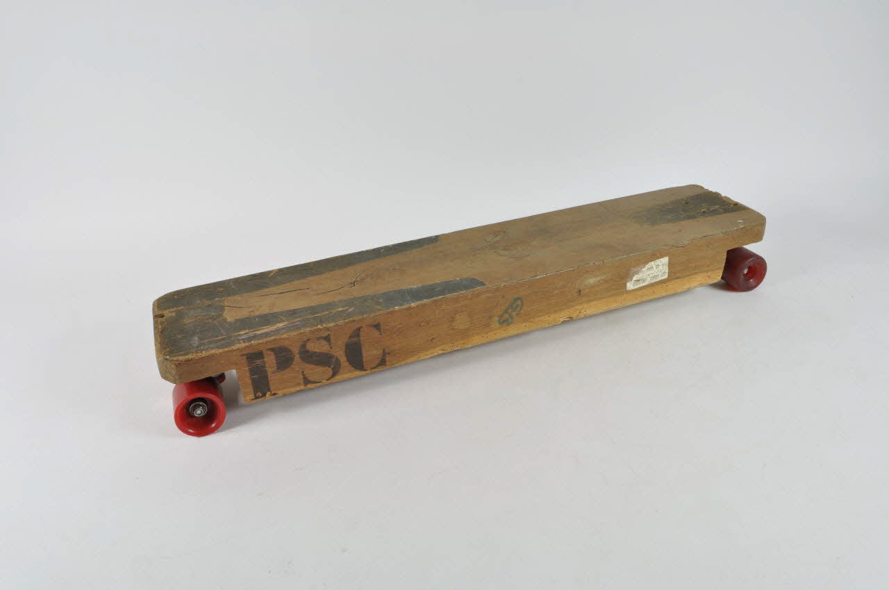 François Hardouin Duparc ; ACS ; Power Paw skateboard Skateboard artisanal dit "La Buche" Poitou-Charentes, France 1981 2002.35.28 Photo Mucem