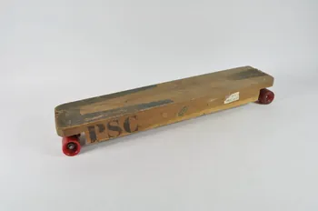 François Hardouin Duparc ; ACS ; Power Paw skateboard Skateboard artisanal dit "La Buche" Poitou-Charentes, France 1981 2002.35.28  Photo Mucem