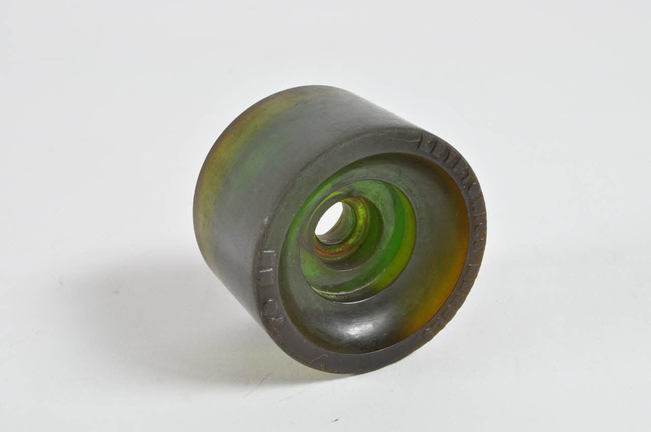 Kryptonics roue Modèle "Star trac" en vert bouteille Etats-Unis 1976-1985 2002.36.39 Photo Mucem