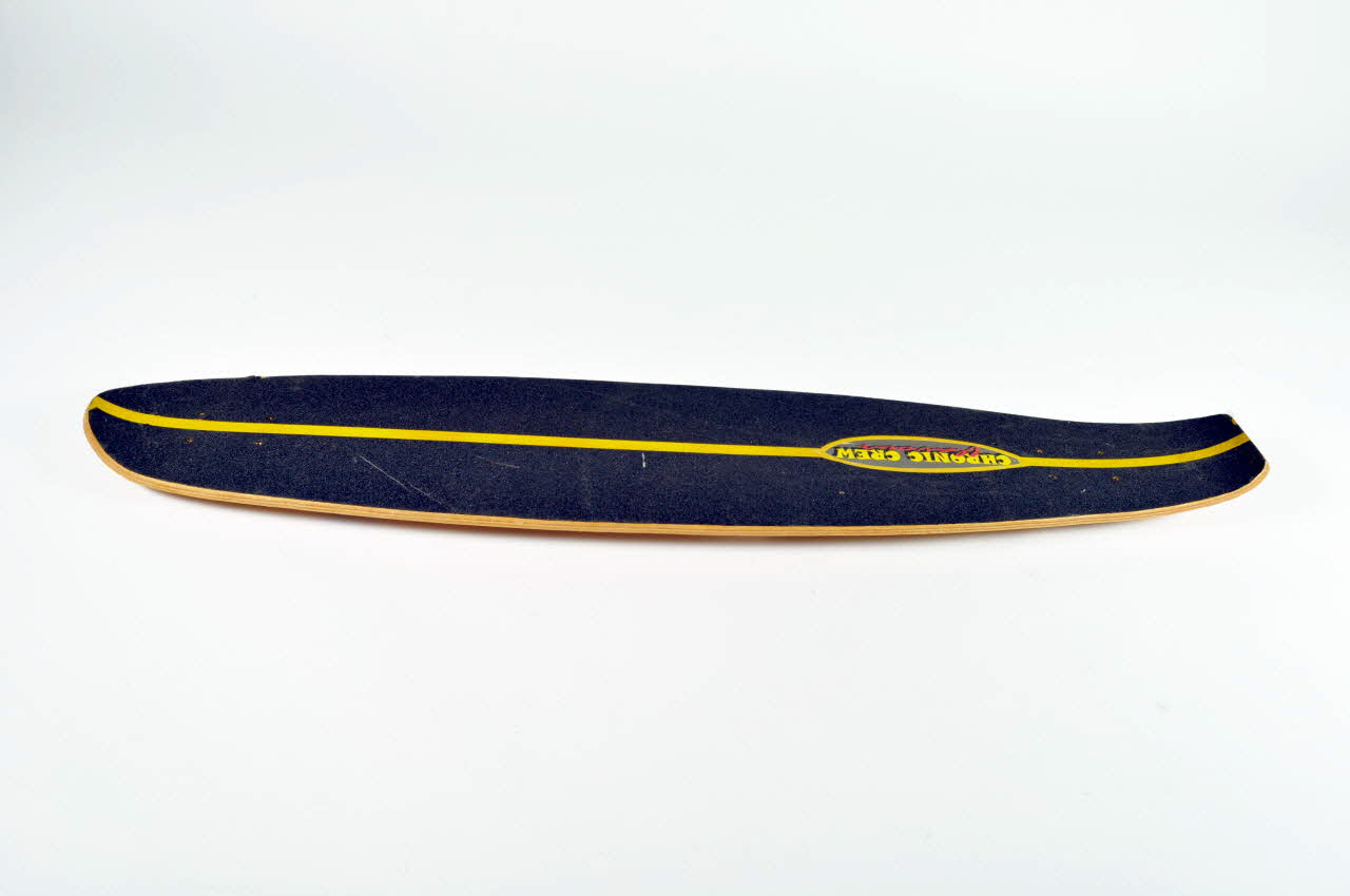 Chronic-Crew planche de skateboard Prototype de longboard surnomm" Beuhbon" Aquitaine, France 1997 2002.38.3 Photo Mucem