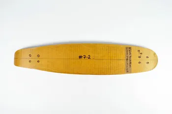 Chronic-Crew planche de skateboard Prototype de longboard surnomm" Beuhbon" Aquitaine, France 1997 2002.38.3 Photo Mucem
