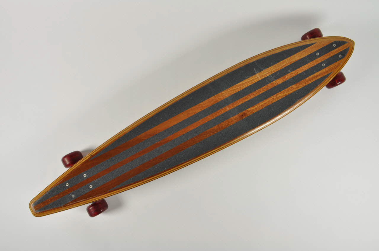 High Surf Company skateboard Skateboard dédicacé au MNATP-CNRS Nord-Pas-de-Calais, France 1999 2002.40.1 Photo Mucem