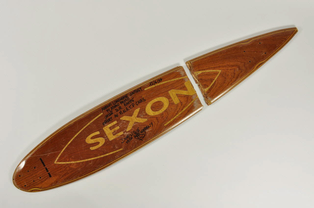 High Surf Company skateboard Longboard brisé en deux dédicacé au MNATP-CNRS 1998 2002.40.4.1-2 Photo Mucem
