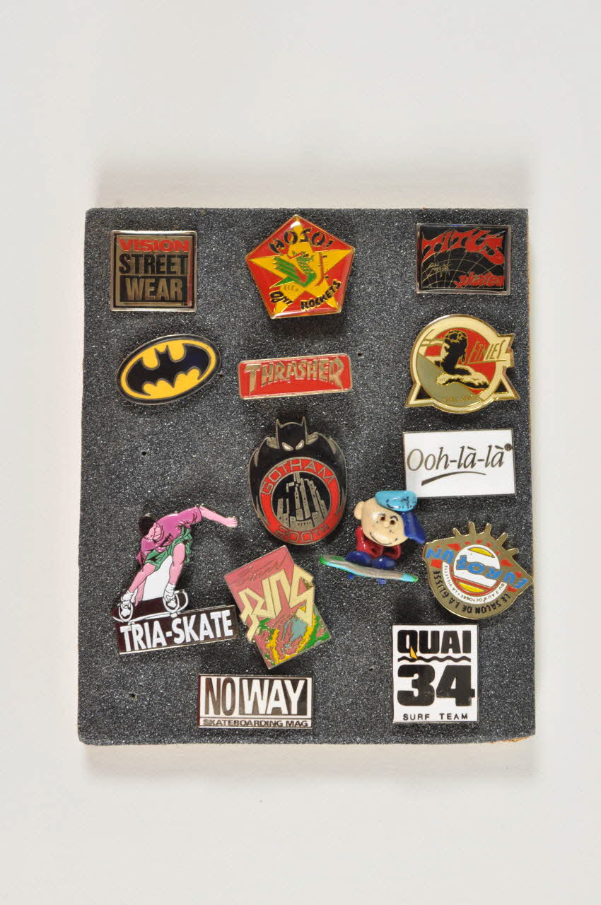 Marc Duclos ; Etnies ; Vision Street Wear ; Trasher Magazine ; Titus pin's Ensemble de pin's de marques liées au skateboard Île-de-France, France 1980-1995 2002.41.4 Photo Mucem