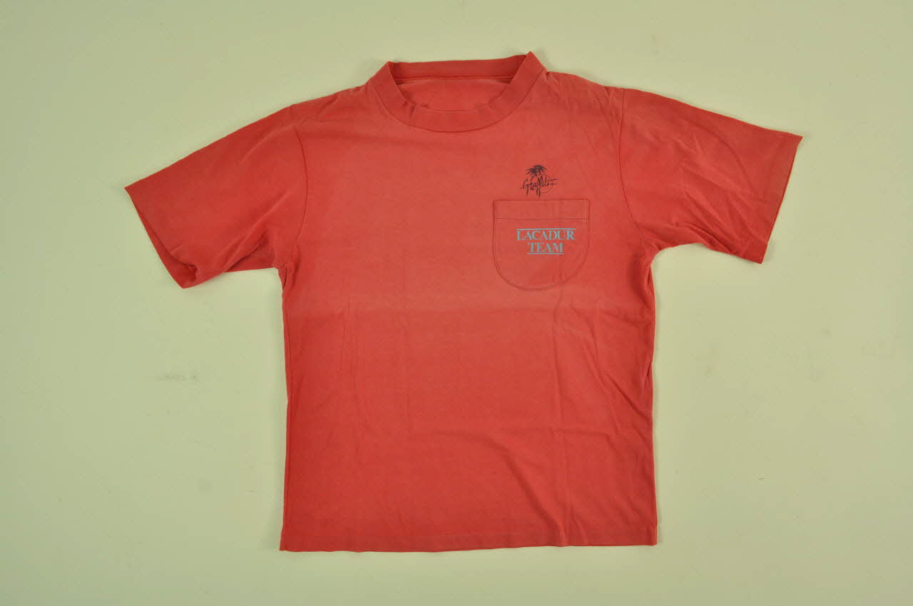 Lacadur tee-shirt Tee-shirt de l'équipe de skateboard Lacadur Rhône-Alpes, France 1975-1978 2002.43.4 Photo Mucem