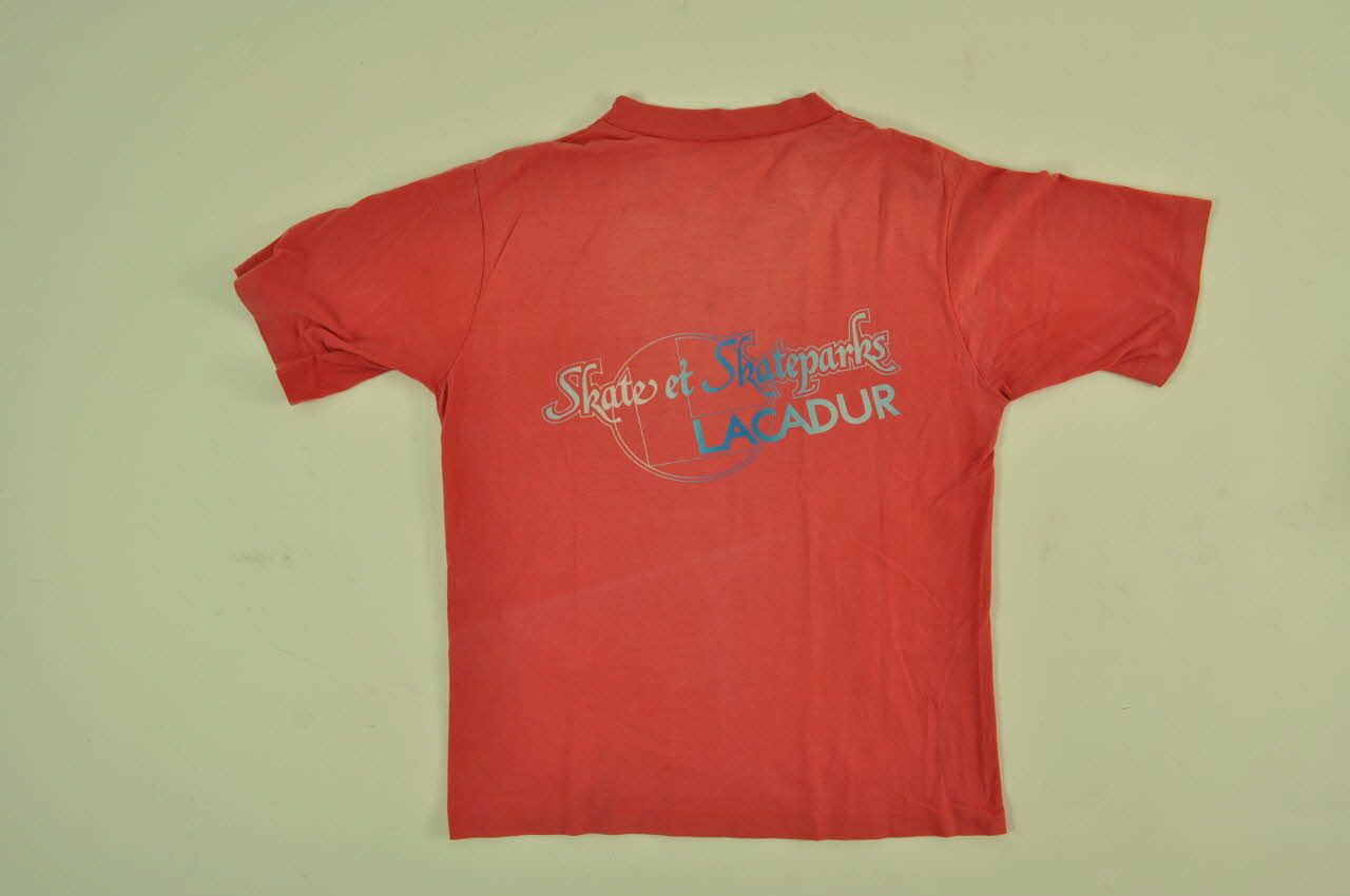 Lacadur tee-shirt Tee-shirt de l'équipe de skateboard Lacadur Rhône-Alpes, France 1975-1978 2002.43.4 Photo Mucem
