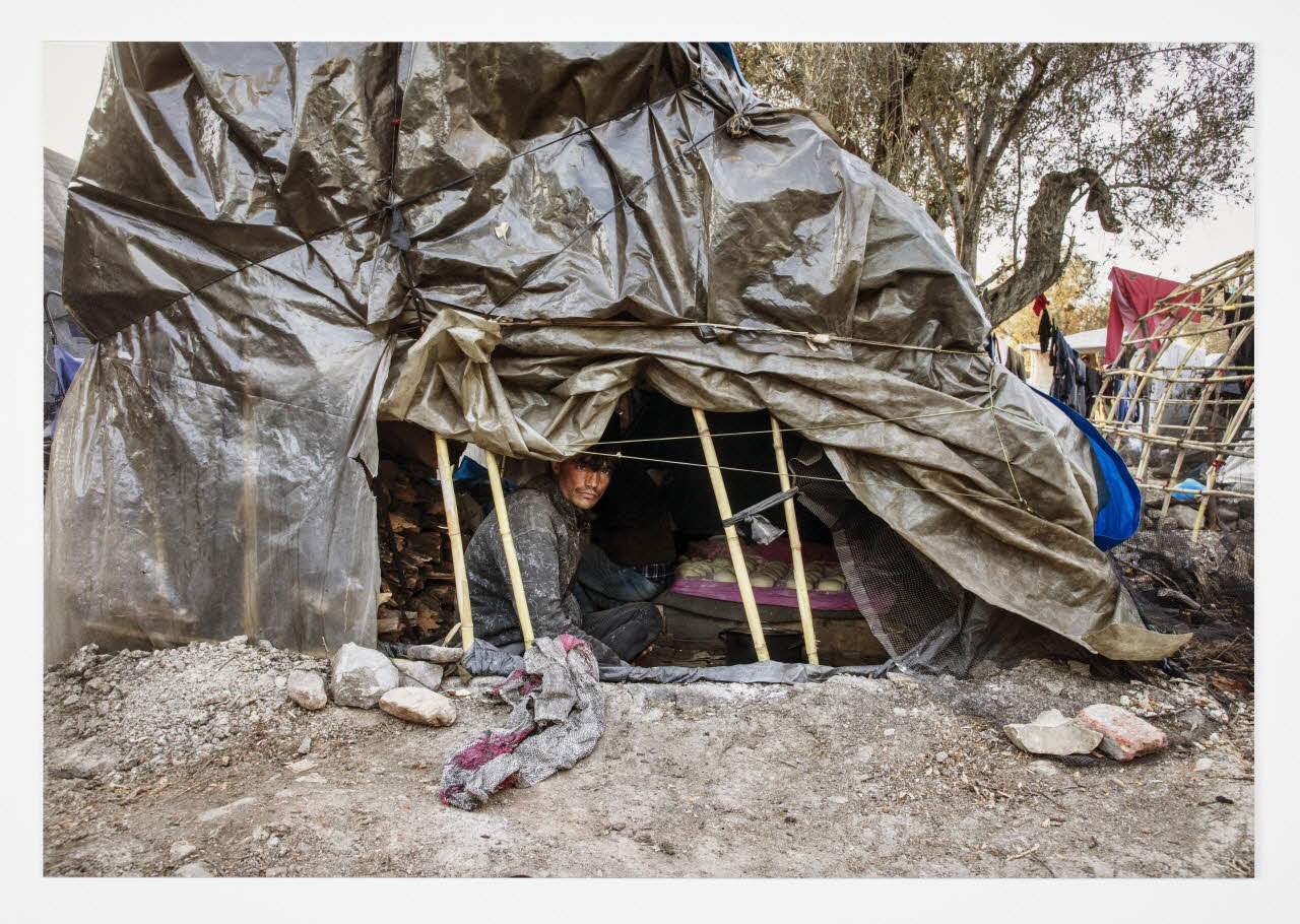 Mathieu Pernot tirage photographique Camp de Moria, Lesbos (Grèce), 2020 Lesbos, Grèce 2020 2023.3.17 Photo Mathieu Pernot, Photo Mucem / Marianne Kuhn
