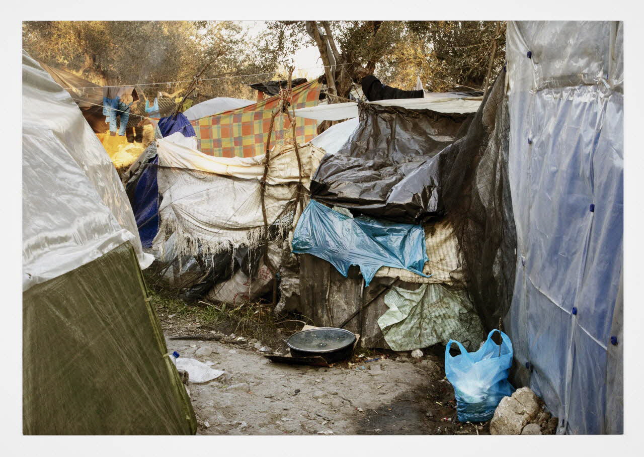 Mathieu Pernot tirage photographique Camp de Moria, Lesbos (Grèce), 2020 Lesbos, Grèce 2020 2023.3.19 Photo Mathieu Pernot, Photo Mucem / Marianne Kuhn