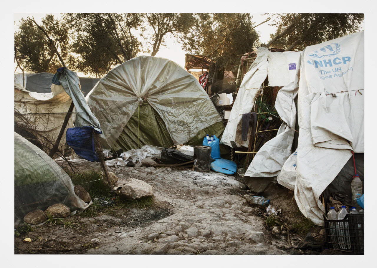 Mathieu Pernot tirage photographique Camp de Moria, Lesbos (Grèce), 2020 Lesbos, Grèce 2020 2023.3.20 Photo Mathieu Pernot, Photo Mucem / Marianne Kuhn