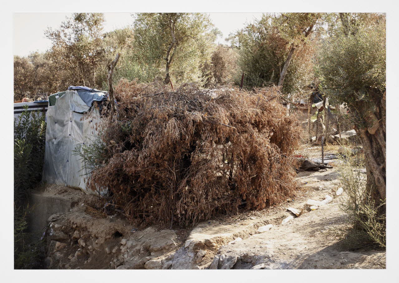 Mathieu Pernot tirage photographique Camp de Moria, Lesbos (Grèce), 2020 Lesbos, Grèce 2020 2023.3.23 Photo Mathieu Pernot, Photo Mucem / Marianne Kuhn