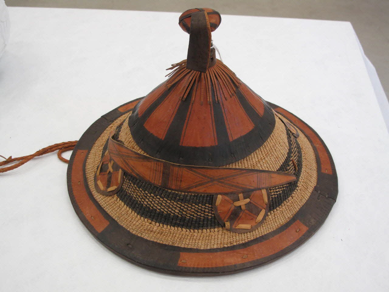 Amazigh chapeau Chapeau en vannerie à décor de cuir Mali 1960-1970 2013.10.29 Photo Mucem