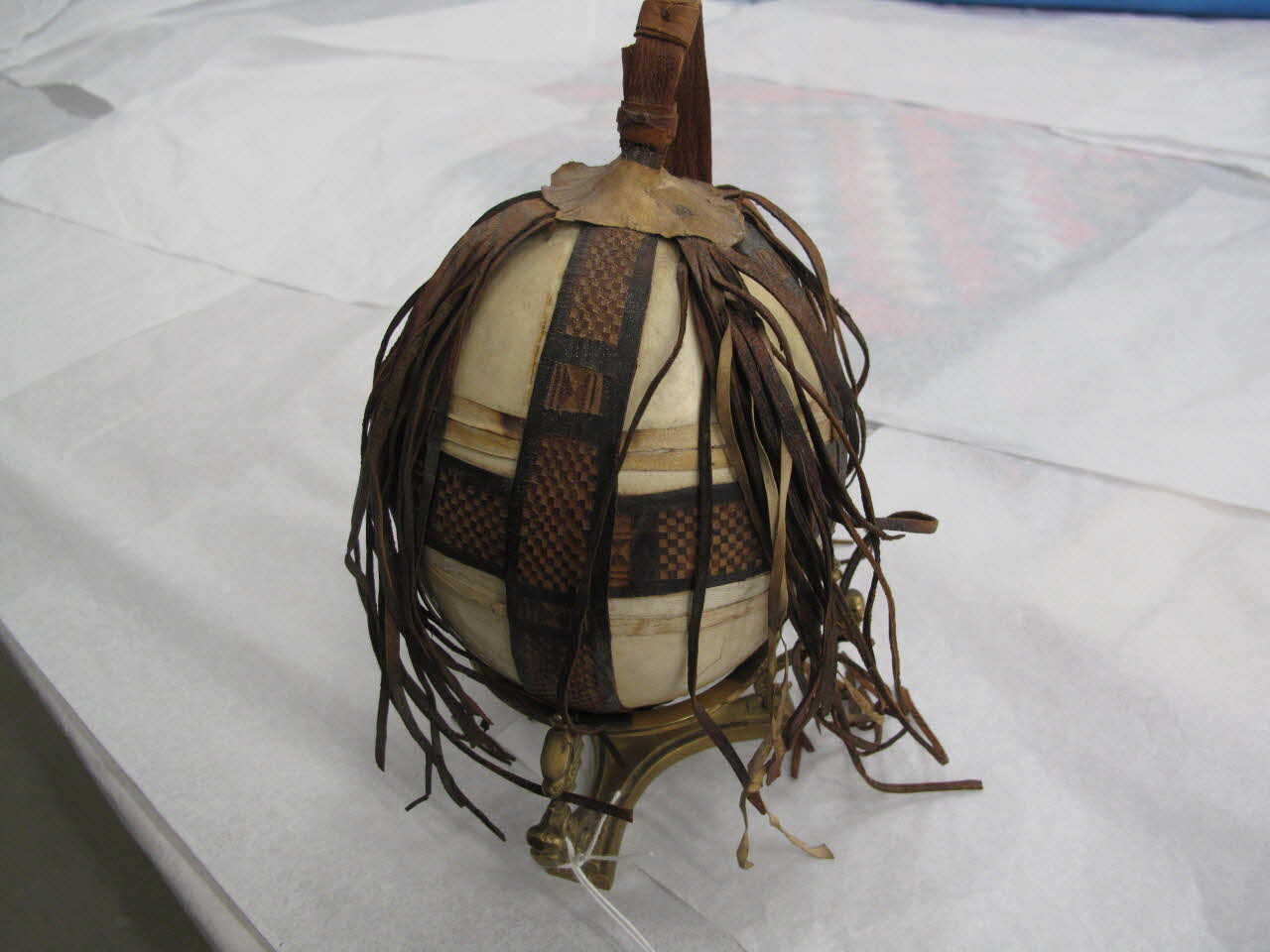 Amazigh oeuf Oeuf d'autruche et son support en métal Algérie 1900-1950 2013.10.36.1-2 Photo Mucem