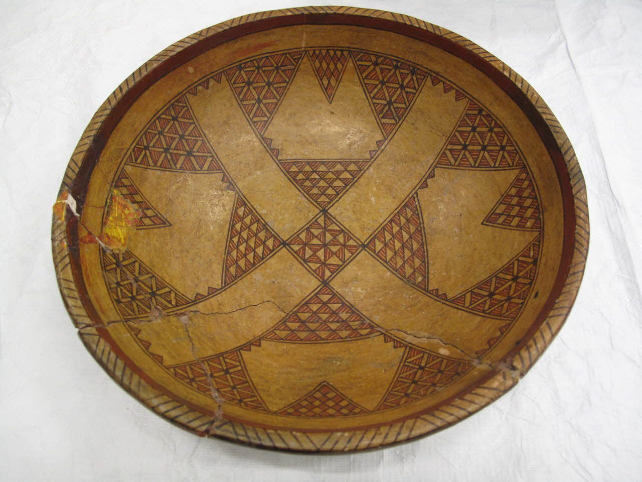 plat Grand plat à décor de damiers 2013.10.39  Photo Mucem