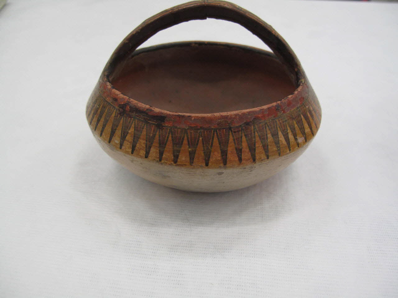 Amazigh coupe Poterie à anse à décor peint en noir Algérie 1950-1960 2013.10.9 Photo Mucem