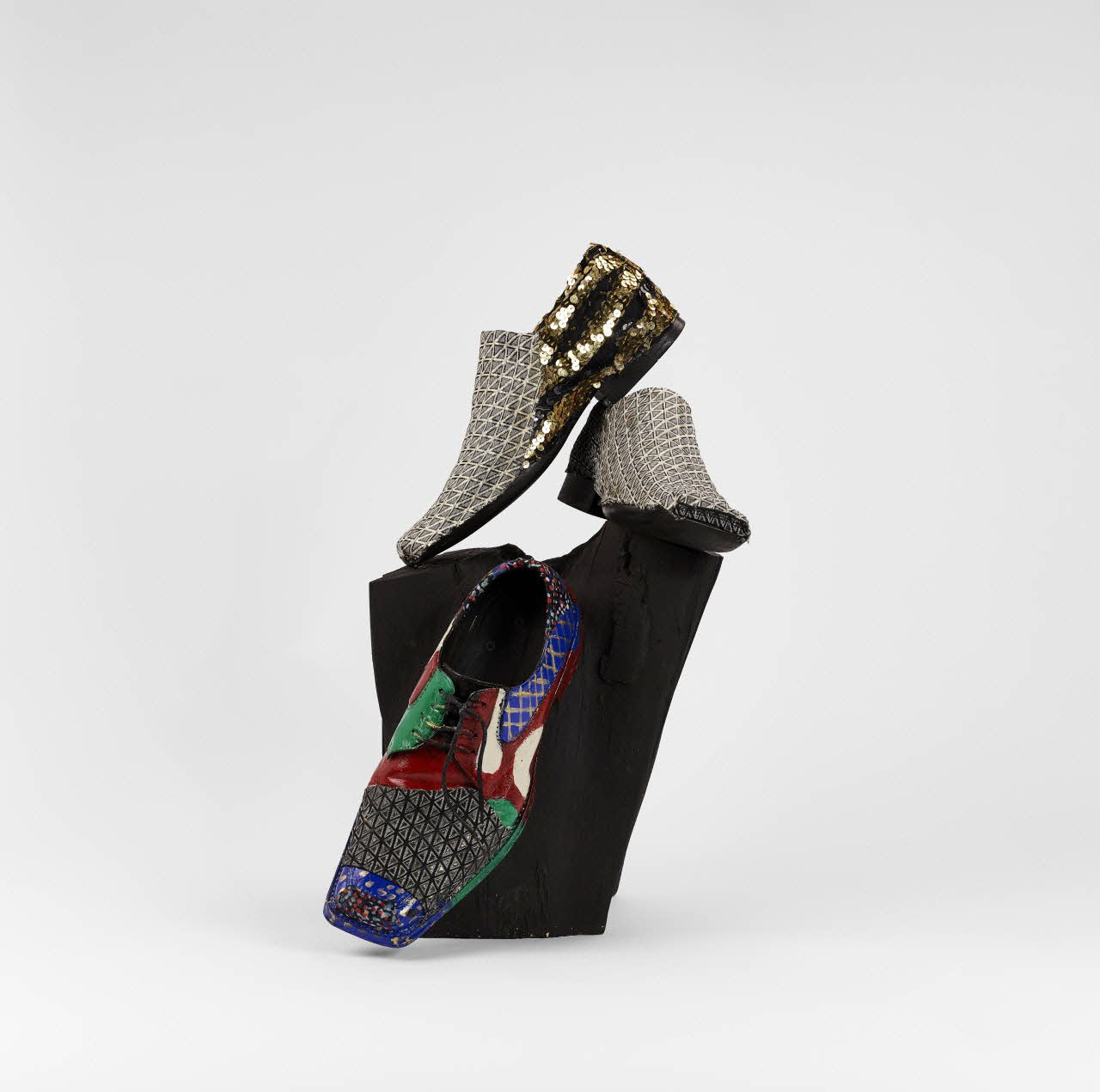 Marcin Tas installation Wedding shoes Basse-Silésie, Pologne 2017 2023.11.1 Photo Mucem / Marianne Kuhn