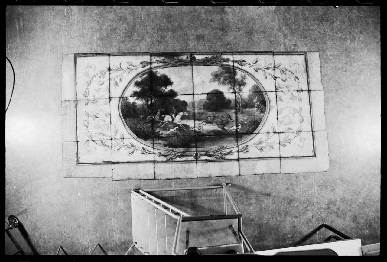 photographie Décor de charcuterie en céramique. Eléments du plafond représentant une chasse à courre Ph.1977.1.1130 Photo