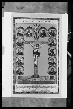photographie Estampe représentant la crucifixion et les apôtres. Bois couleur sur papier vergé édité par la Maison Pellerin à Epinal Ph.1977.1.1188 Photo