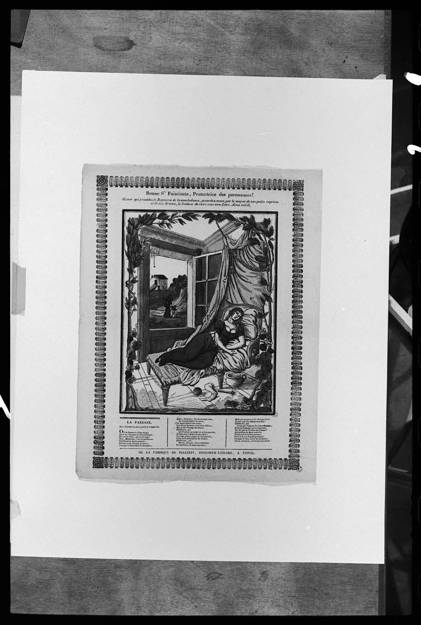 photographie "Sainte Fénéante, défauts et qualités des individus : la paresse". Estampe. Bois couleur sur papier vergé édité par la Maison Pellerin à Epinal Ph.1977.1.1189 Photo
