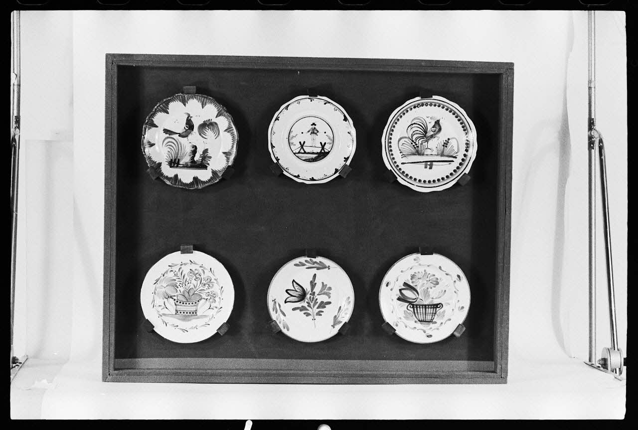 Alain Guey photographie Assietes en faïence décoré (motifs floraux, décor de coq et de funambule) France 1977 Ph.1977.1.1207 Photo