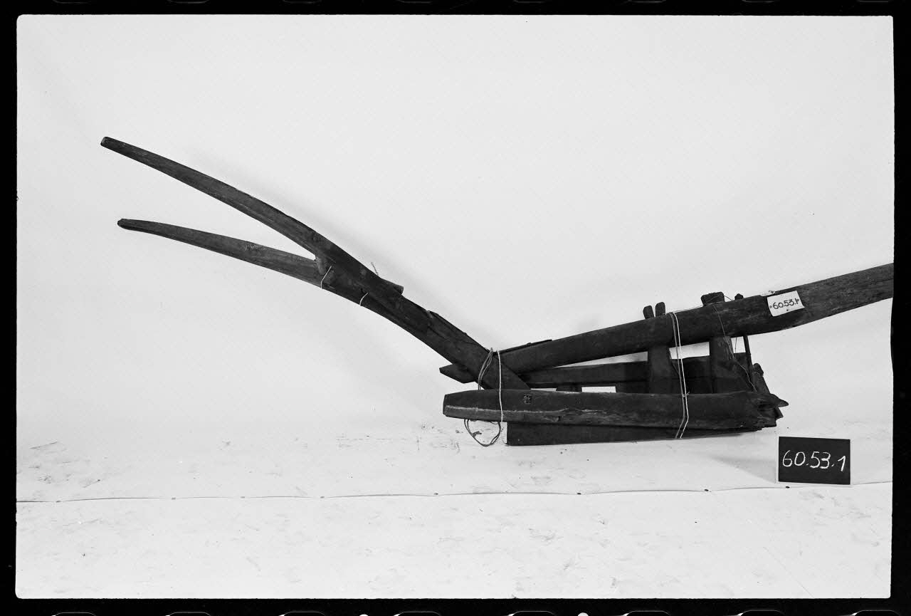 photographie Araire en bois et fer datée d'avant 1950 Ph.1977.1.1240 Photo