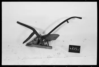 photographie Charrue en bois et fer Ph.1977.1.1241  Photo