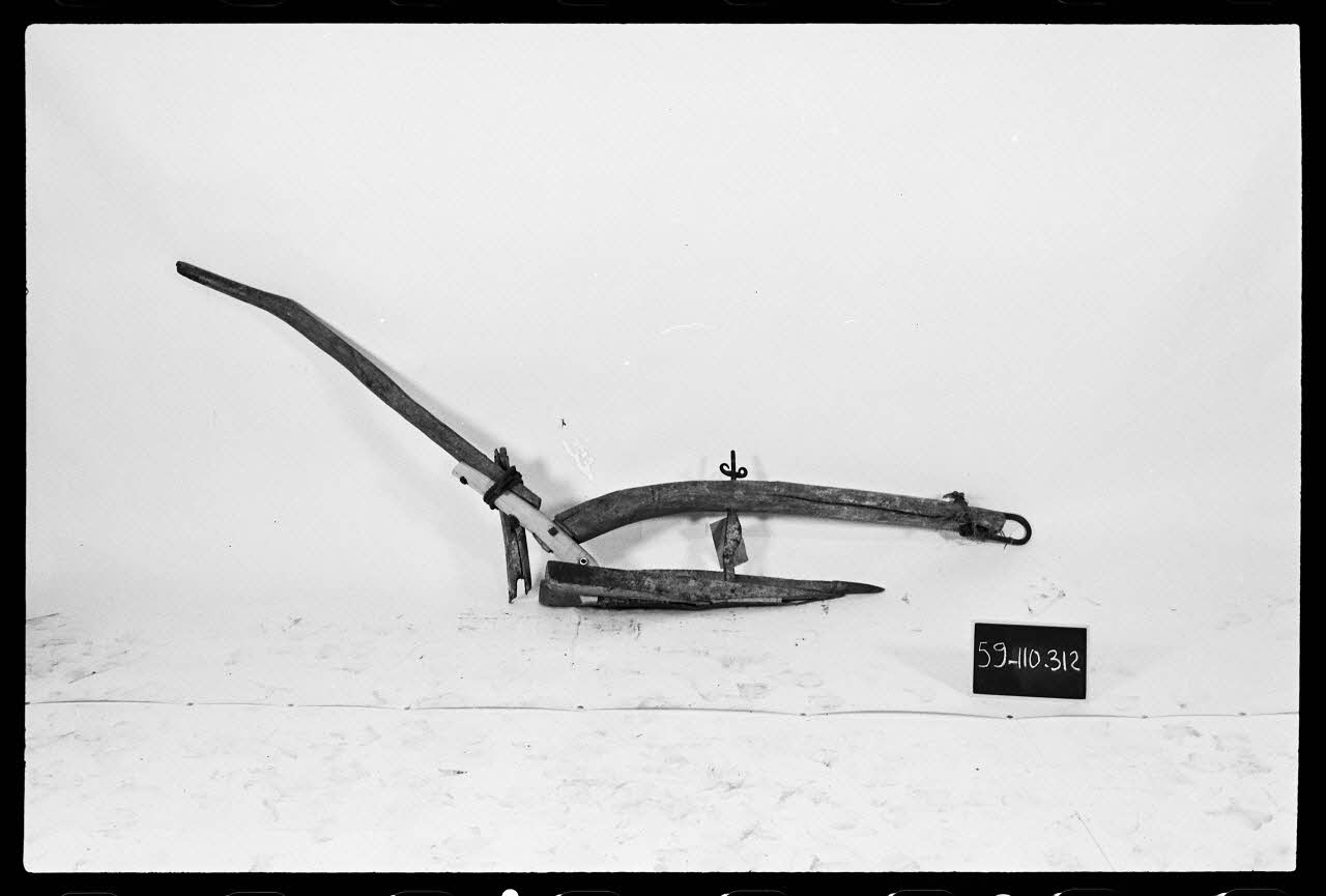 photographie Charrue en bois et fer Ph.1977.1.1242 Photo