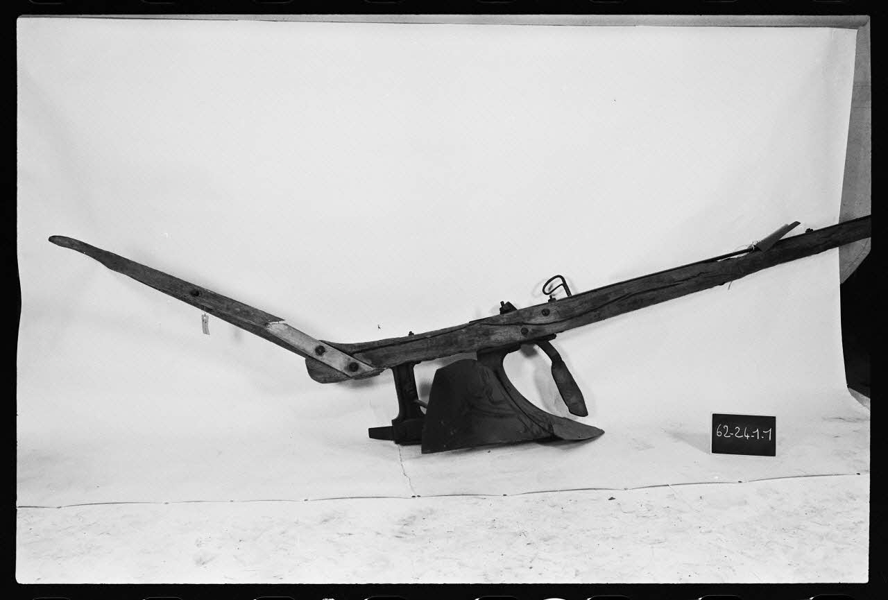 photographie Charrue en bois, fer et fonte Ph.1977.1.1253 Photo