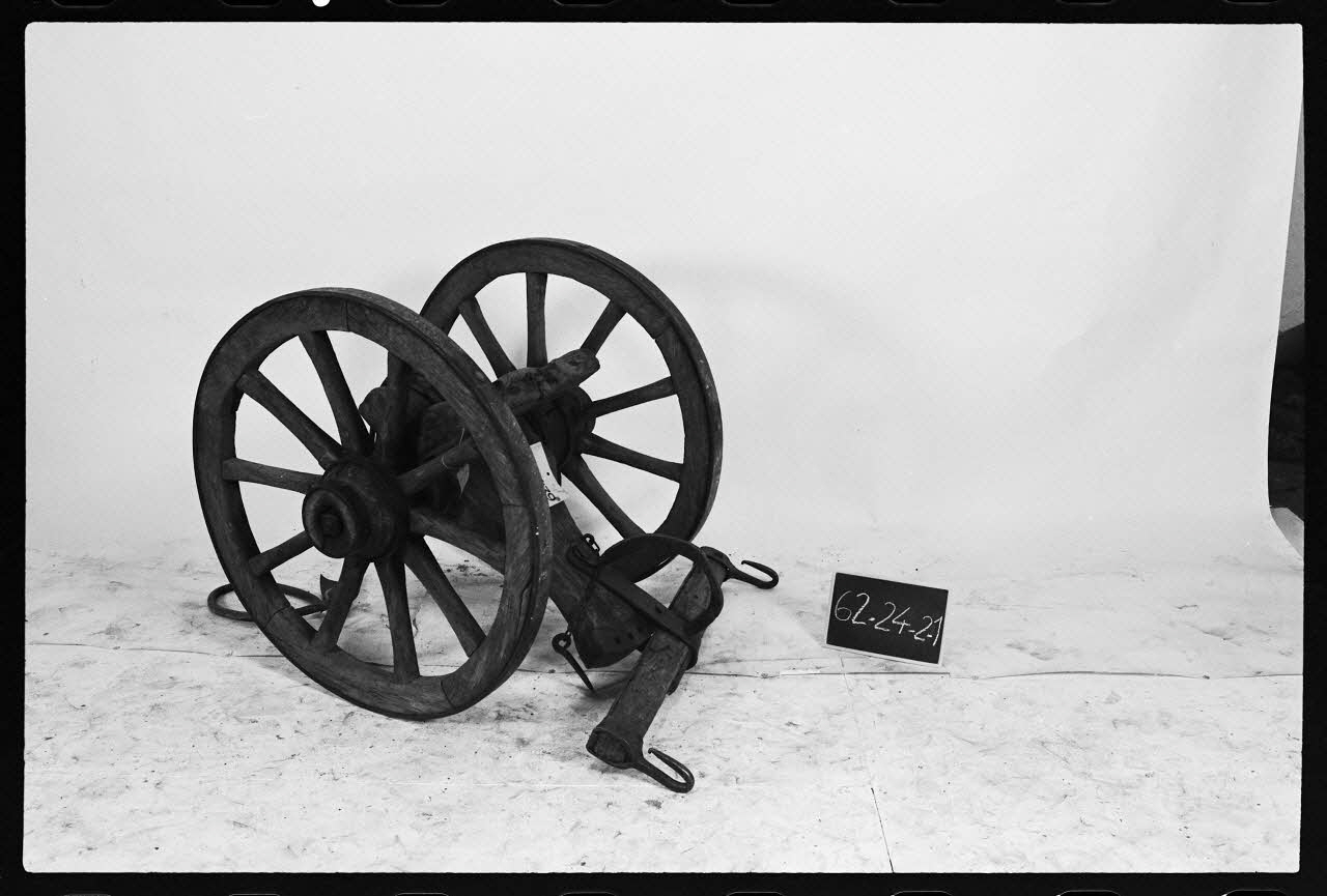 photographie Avant-train de charrue en bois et fer forgé Ph.1977.1.1271 Photo