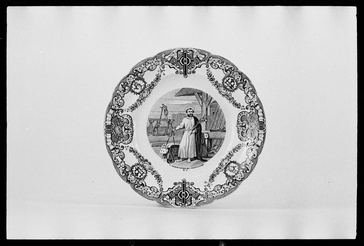 photographie Assiette décorée d'une scène de la vie de saint Joseph Ph.1977.1.1404 Photo