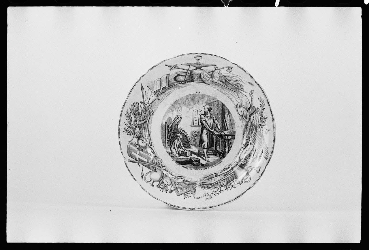 photographie Assiette décorée d'une scène de la vie de saint Joseph Ph.1977.1.1405 Photo