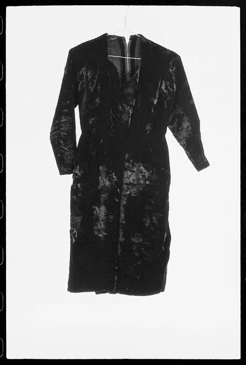 Jean-Michel Caté photographie Robe en velours noir d'Edith Piaf France 1977 Ph.1977.1.1441 Photo