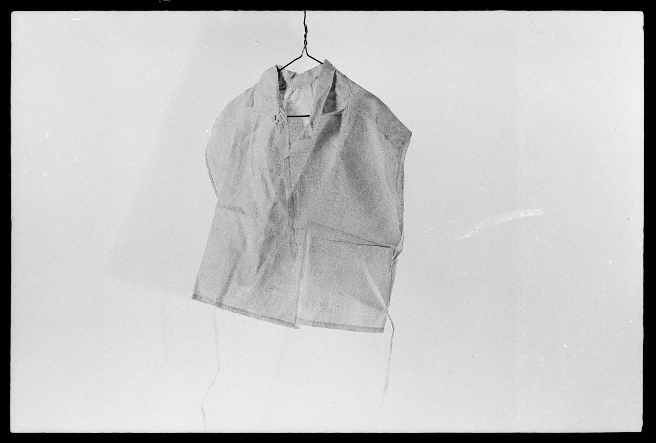 Jean-Michel Caté photographie Chemisette en toile blanche France 1977 Ph.1977.1.1443 Photo