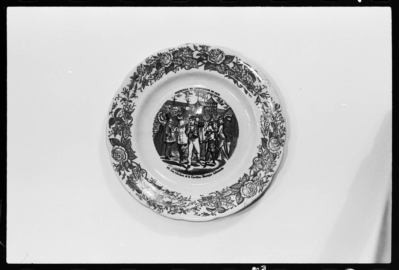Jean-Michel Caté photographie Assiette souvenir de l'exposition de 1878. Les cloches et le carillon France 1977 Ph.1977.1.1517 Photo