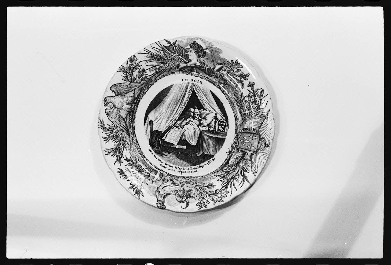 Jean-Michel Caté photographie Assiette souvenir de l'exposition de 1878. Le soir France 1977 Ph.1977.1.1520 Photo