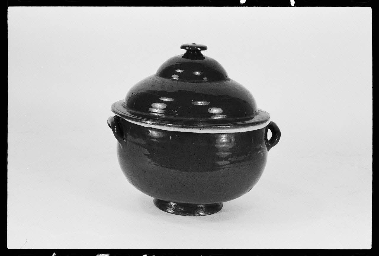 Jean-Michel Caté photographie Soupière à couvercle en terre vernissée. Violette à l'intérieur et blanc à l'intérieur France 1977 Ph.1977.1.1526 Photo