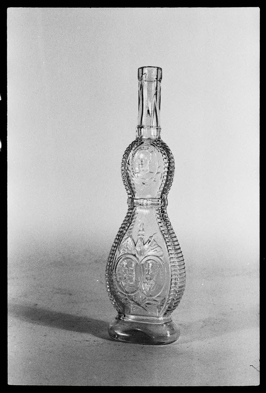 Jean-Michel Caté photographie Bouteille en verre moulé décorée. Carnot et Alexandre III France 1977 Ph.1977.1.1534 Photo