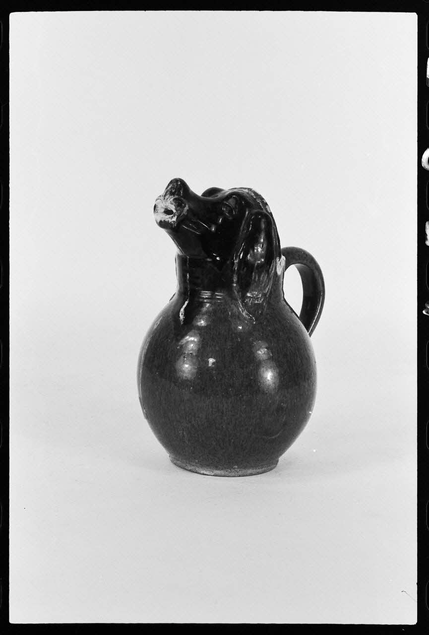 Jean-Michel Caté photographie Pichet à cidre ou à eat à décor de tête de chien. Terre vernissée violette et blanche Haute-Normandie, France 1977 Ph.1977.1.1537 Photo