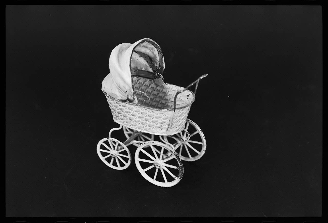 Alain Guey photographie Jouet. Transport de poupée France 1977 Ph.1977.1.1659  Photo