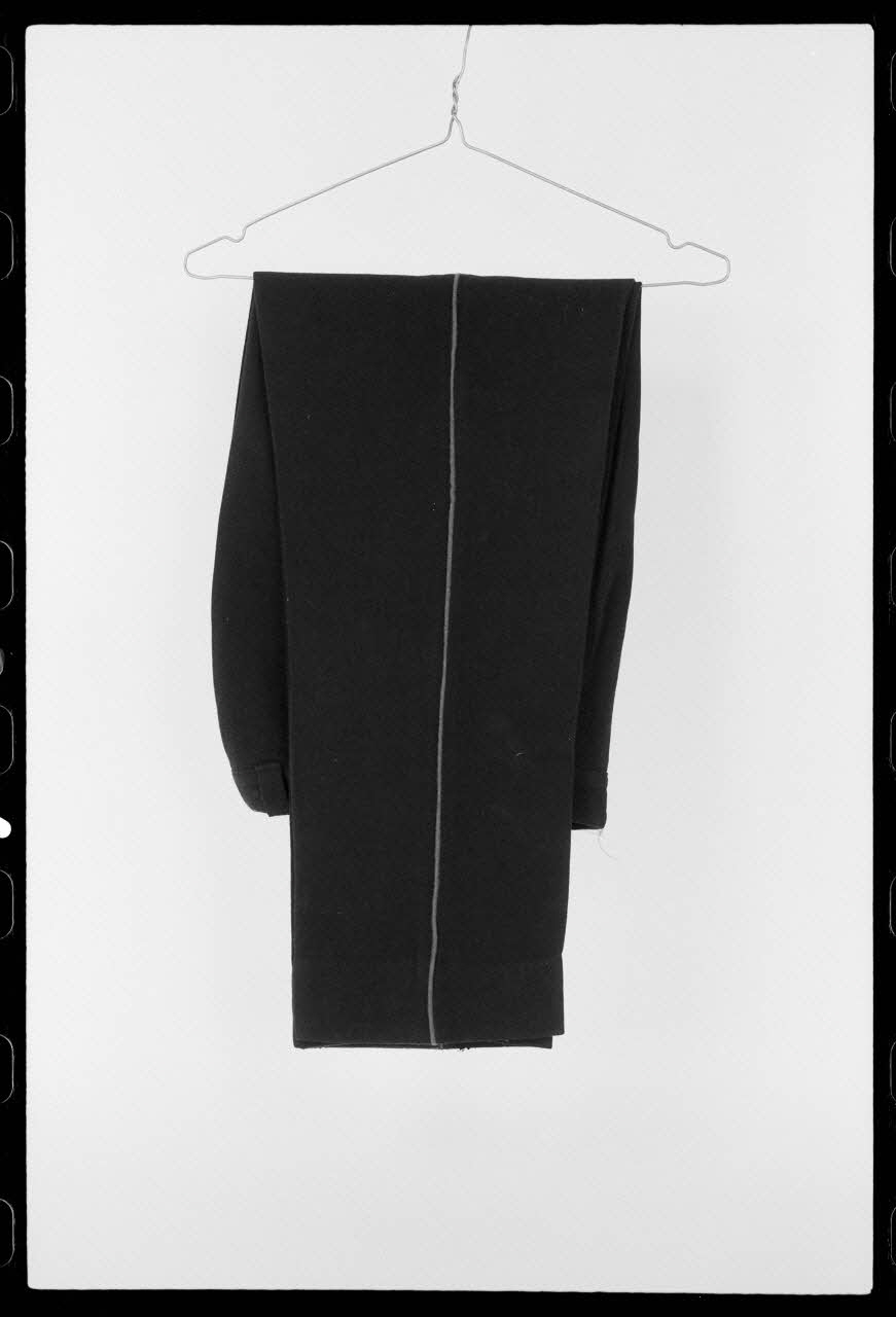 Jacques Hoepffner photographie Elément de costume de musicien: pantalon à liseré clair Nord-Pas-de-Calais, France 1977/1/1 Ph.1977.1.24 Photo