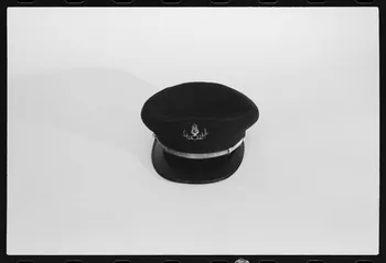 Jacques Hoepffner photographie Elément de costume de musicien: casquette décorée d'une lyre, de feuillages et d'un galon dorés Nord-Pas-de-Calais, France 1977/1/1 Ph.1977.1.29 Photo