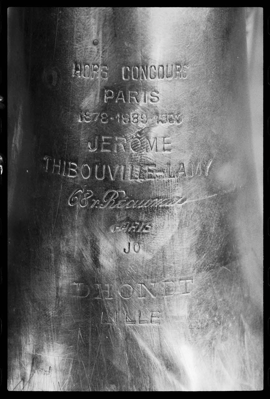 Jacques Hoepffner photographie Bugle. Détail: marque gravée "Jérôme Thibouville-Lamy, 1878-1889-1900" Nord-Pas-de-Calais, France 1977/1/1 Ph.1977.1.46 Photo