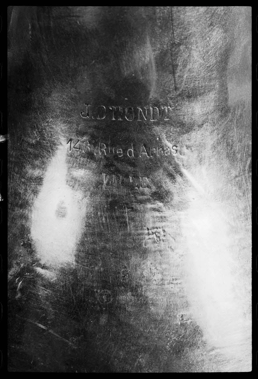 Jacques Hoepffner photographie Bugle. Détail: marque gravée "J. Dhondt" Nord-Pas-de-Calais, France 1976/4/1 Ph.1977.1.47 Photo