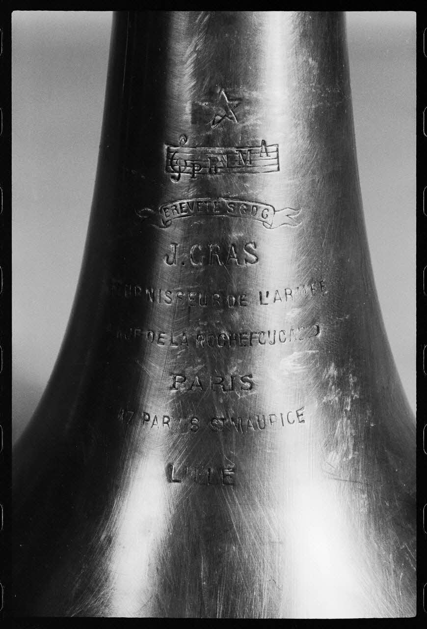 Jacques Hoepffner photographie Trombone à coulisse. Détail: marque gravée Nord-Pas-de-Calais, France 1976/4/1 Ph.1977.1.51 Photo