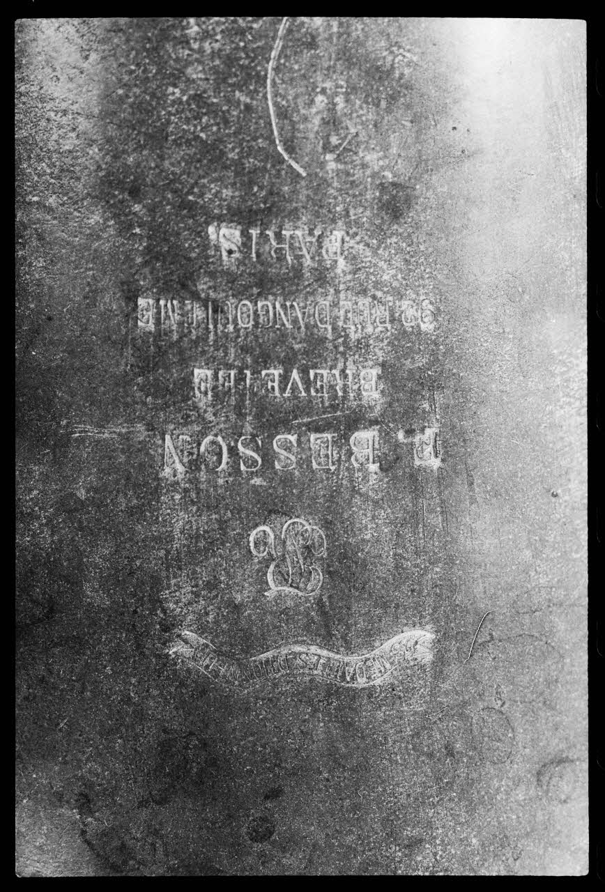 Jacques Hoepffner photographie Tuba. Détail: marque gravée "F. Besson" Nord-Pas-de-Calais, France 1976/4/1 Ph.1977.1.53 Photo