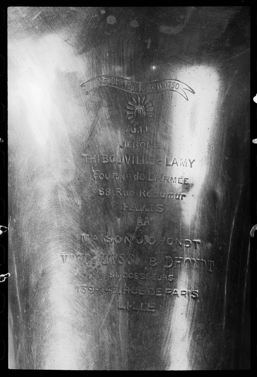 Jacques Hoepffner photographie Basse. Détail: marque gravée "Thibouville Lamy" Nord-Pas-de-Calais, France 1976/4/1 Ph.1977.1.54 Photo