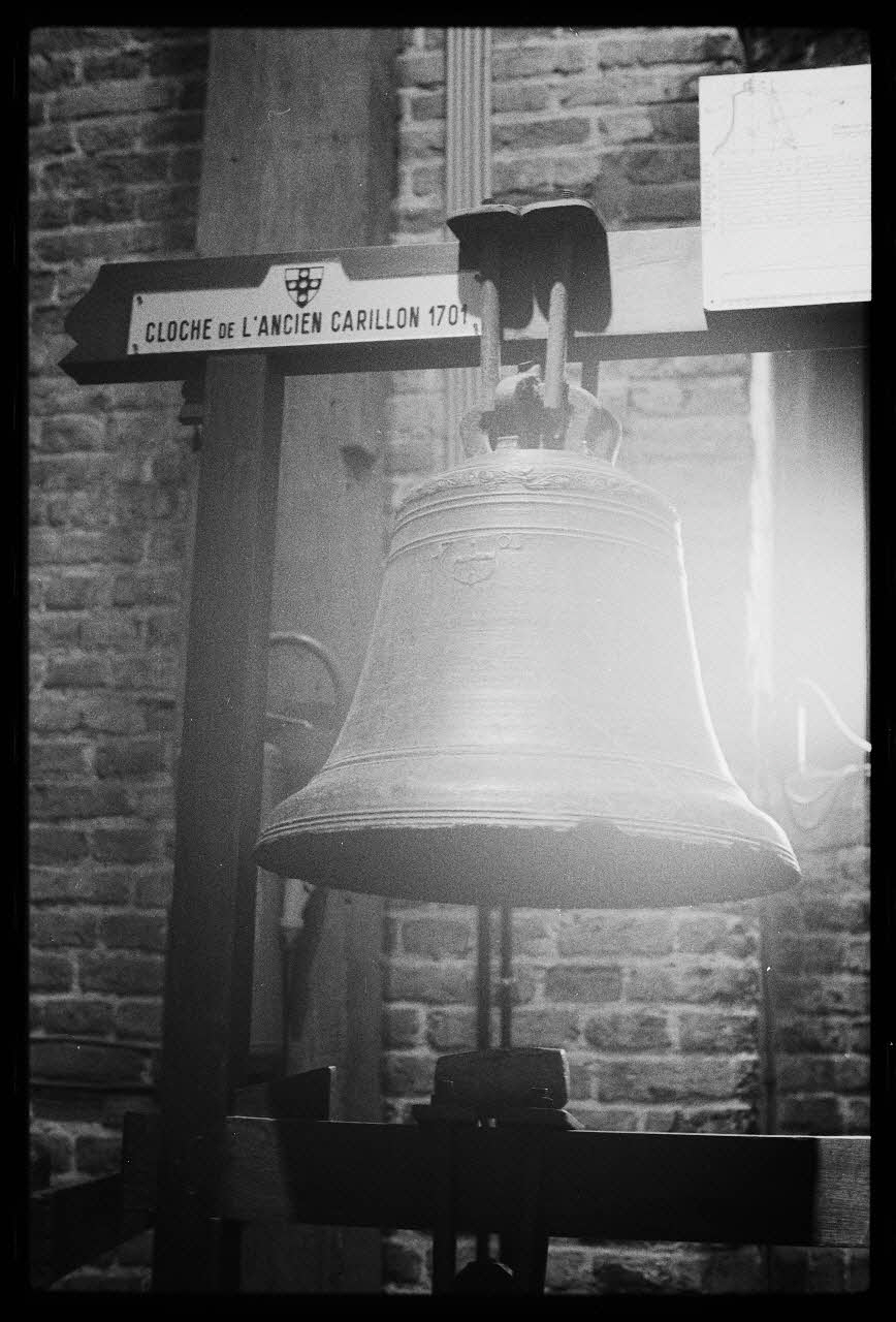 Jacques Cheyronnaud photographie Eglise Saint Christophe. Gros plan sur la cloche de l'ancien carillon de 1823 Nord-Pas-de-Calais, France 1976/9/10 Ph.1977.15.46 Photo
