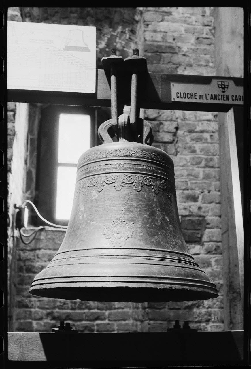 Jacques Cheyronnaud photographie Eglise Saint Christophe. Petite cloche de l'ancien carillon de 1823 Nord-Pas-de-Calais, France 1976/9/10 Ph.1977.15.47 Photo