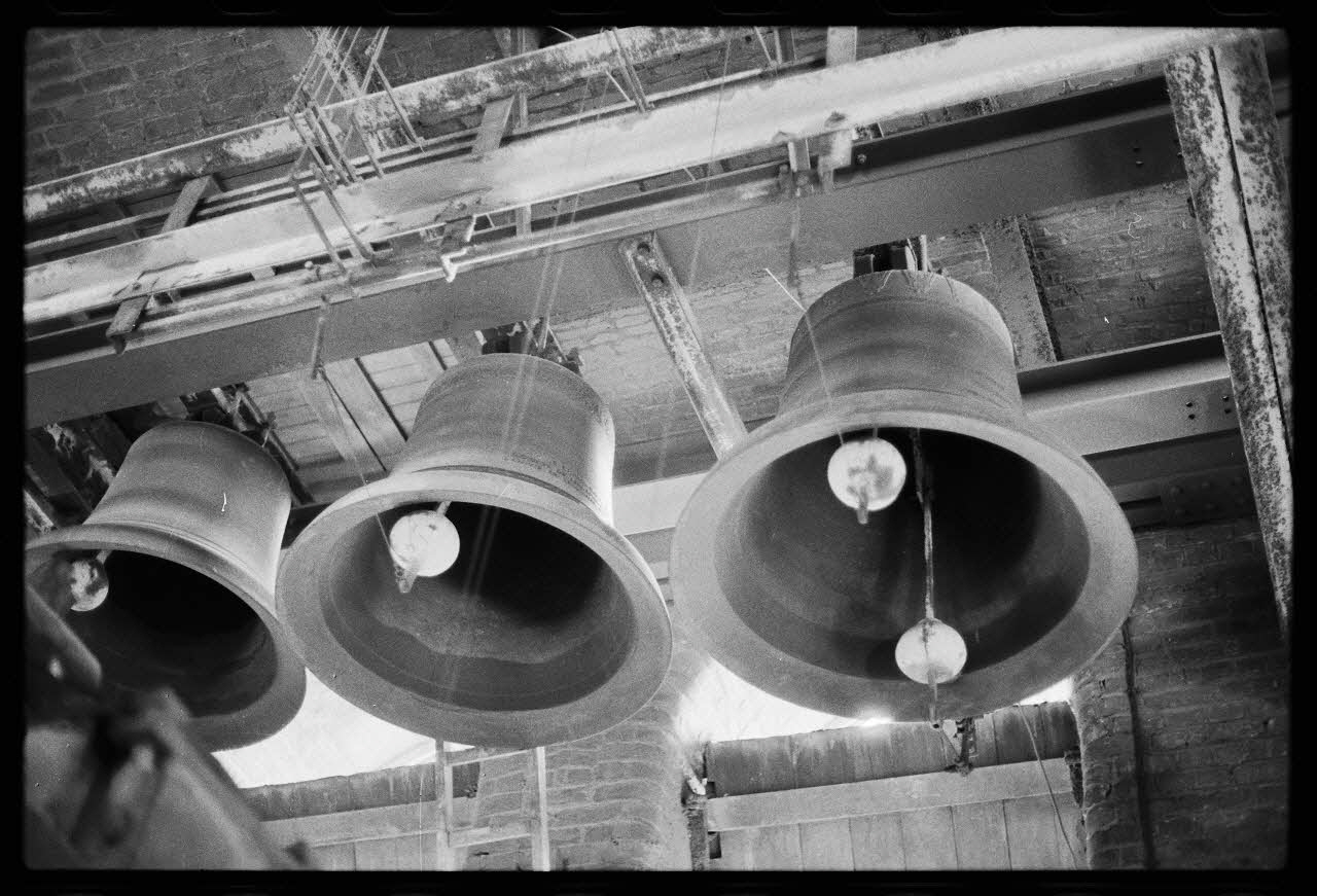 Jacques Cheyronnaud photographie Eglise Saint Christophe. Détail du carillon actuel : cloches installées en 1961. Fondues par Paccard à Annecy-le-Vieux Nord-Pas-de-Calais, France 1976/9/10 Ph.1977.15.51 Photo