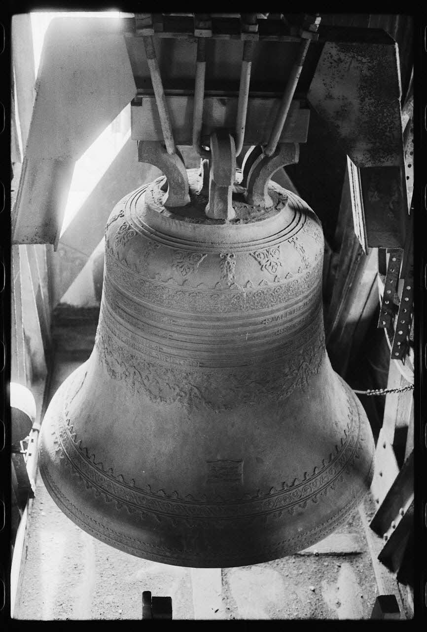 Jacques Cheyronnaud photographie Eglise Saint Christophe. Cloche du carillon installé en 1924. Fondu par Wauthy à Sin (Nord) Nord-Pas-de-Calais, France 1976/9/10 Ph.1977.15.52 Photo