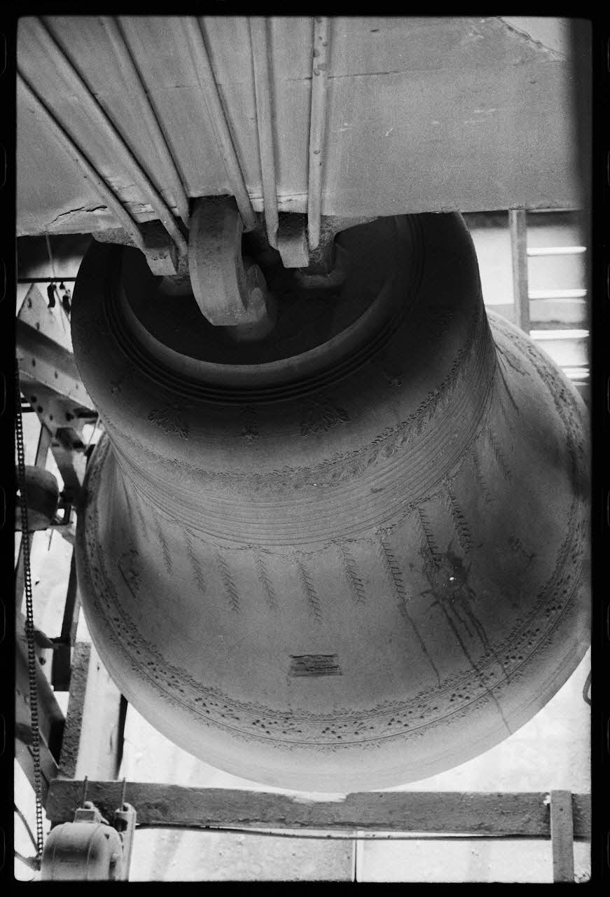 Jacques Cheyronnaud photographie Eglise Saint Christophe. Bourdon "Marguerite Marie" de 6063 kilogramme installé en 1924 et fondu par Wauthy à Sin (Nord) Nord-Pas-de-Calais, France 1976/9/10 Ph.1977.15.53 Photo